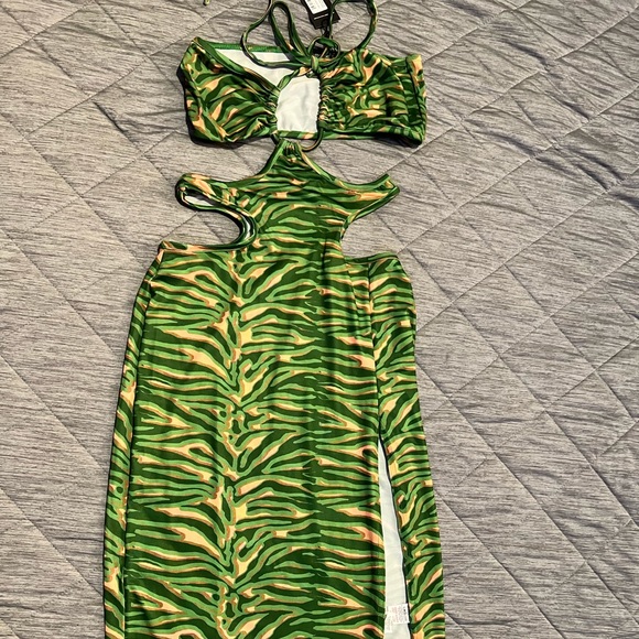 GREEN ABSTRACT PRINT SIDE CUT OUT HALTERNECK MIDI DRESS - Picture 6 of 10